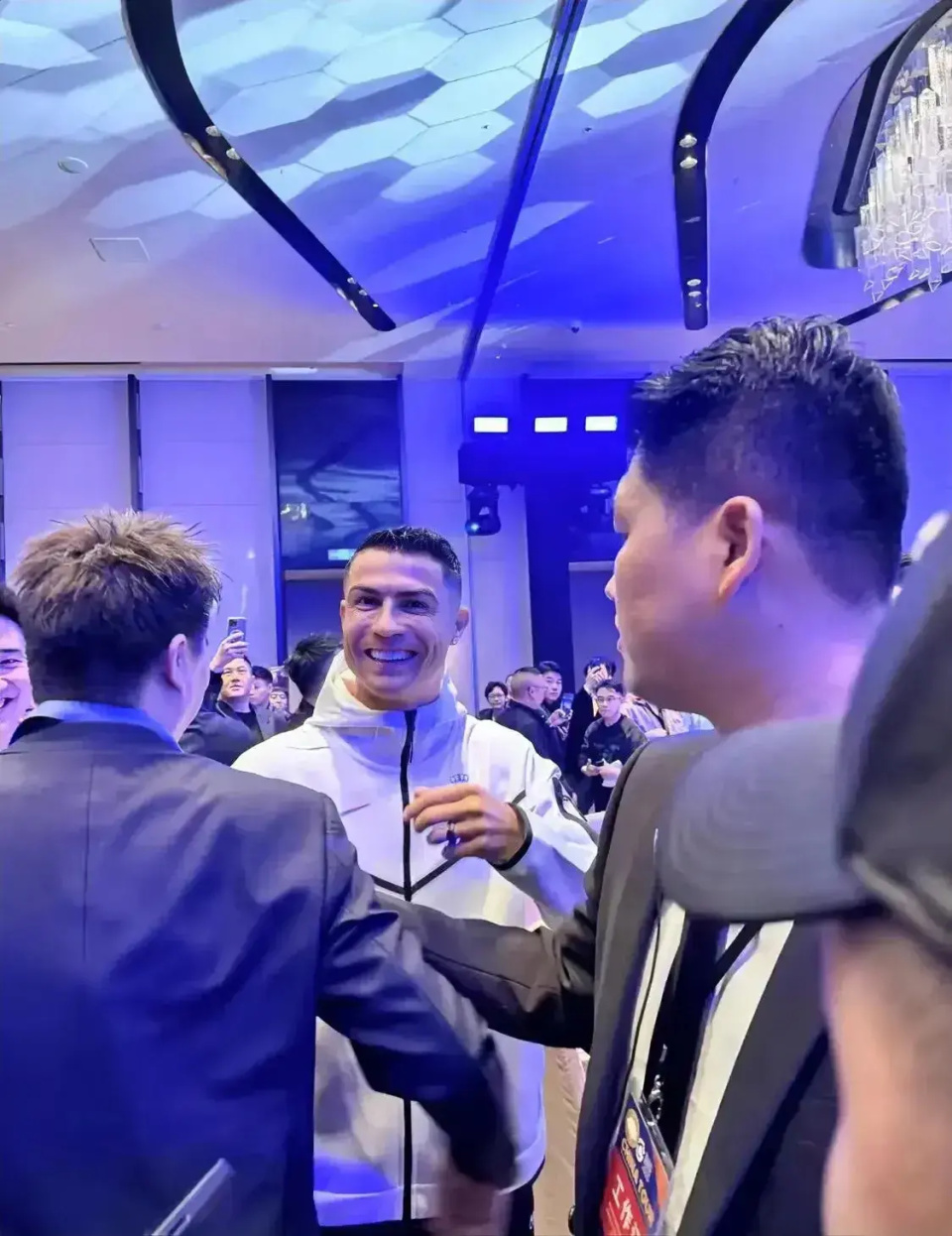 c罗来中国也得敬酒,一眼就认出前队友董方卓,韩媒感慨他的待遇_腾讯