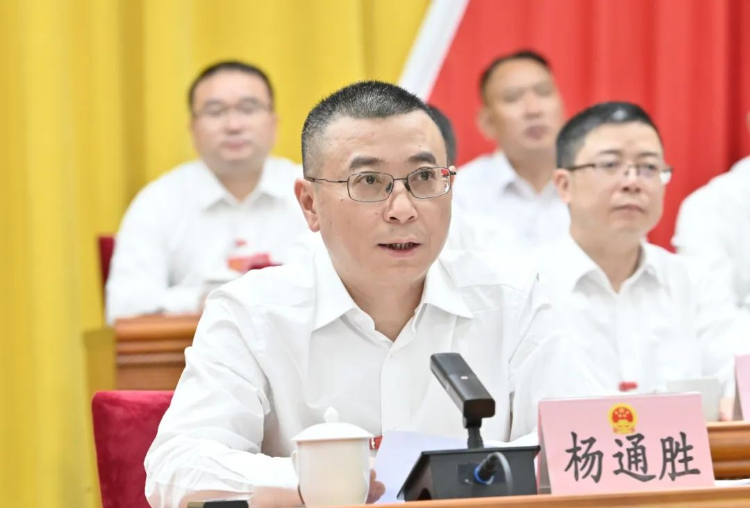 重庆市酉阳土家族苗族自治县第十八届人民代表大会第七次会议举行