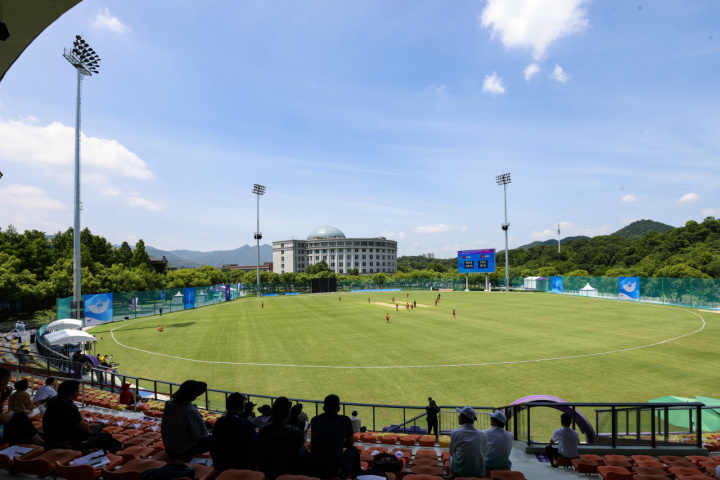 这座有着"全国建筑面积最大的板球场"之称的场馆,分为室内馆和室外