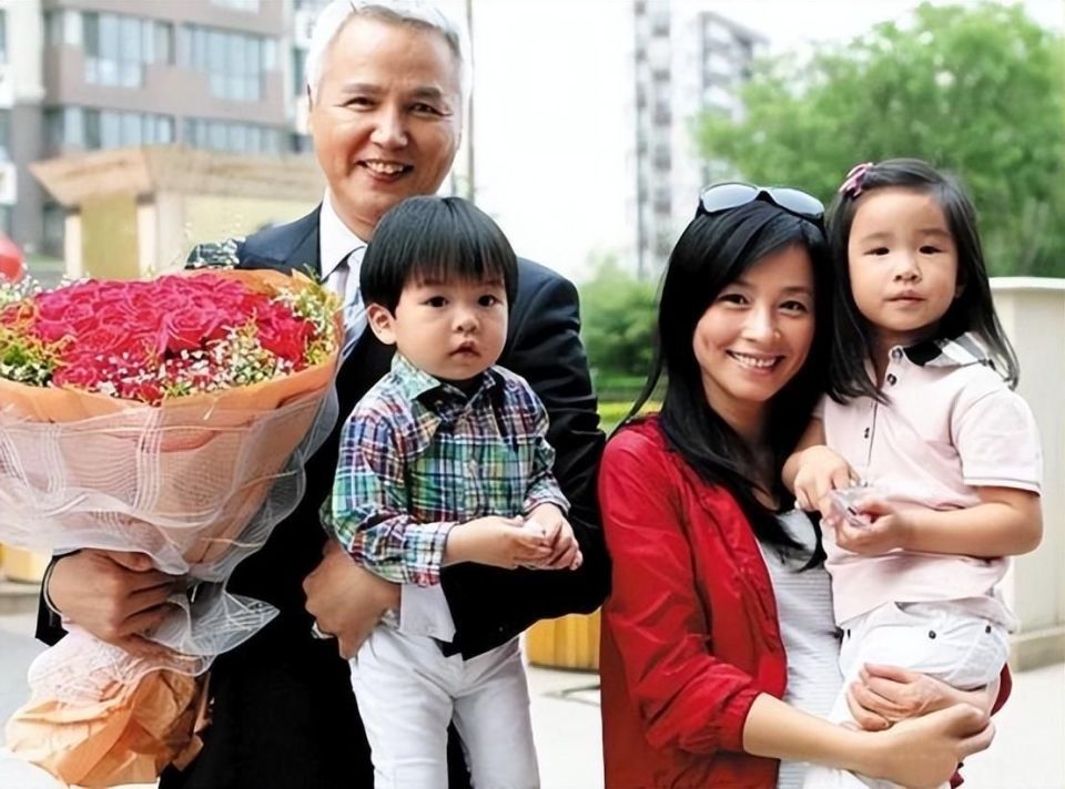 张庭出席活动,曾被罚170万,69套房解禁后回归当带货导师?_腾讯新闻