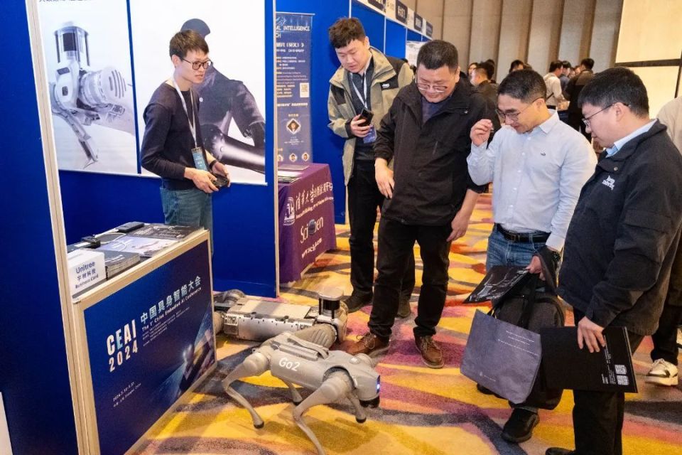 "机器人"有了"大脑",中国具身智能大会畅想"智慧未来"_腾讯新闻