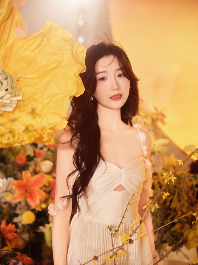 不受欠薪传闻影响,毛晓彤晒照温柔甜美似初恋,笑容灿烂心情佳