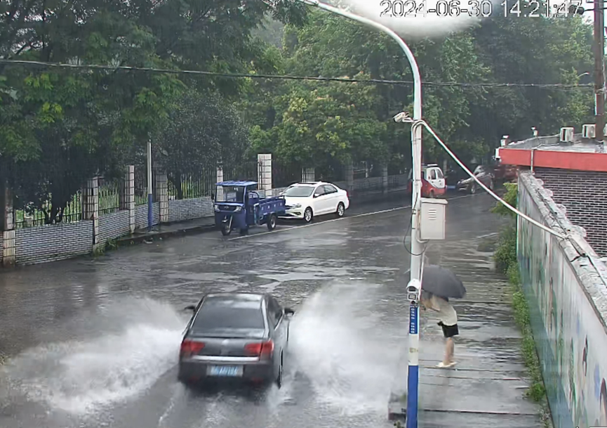 马路上下雨的真实照片图片