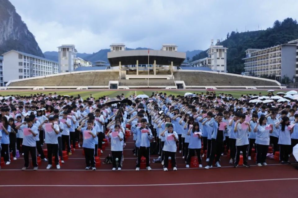 凌云县中学:星火点燃高三征程,千名学子誓言淬炼盛夏荣光