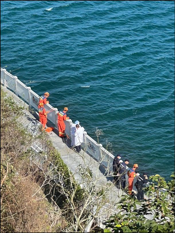 女游客疑因拍照在深圳不慎坠海溺亡，当地回应：遗体已打捞存放殡仪馆