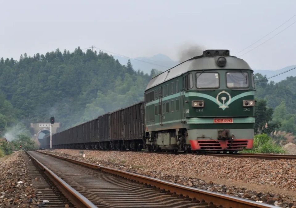 今天,这条铁路开通40周年了!