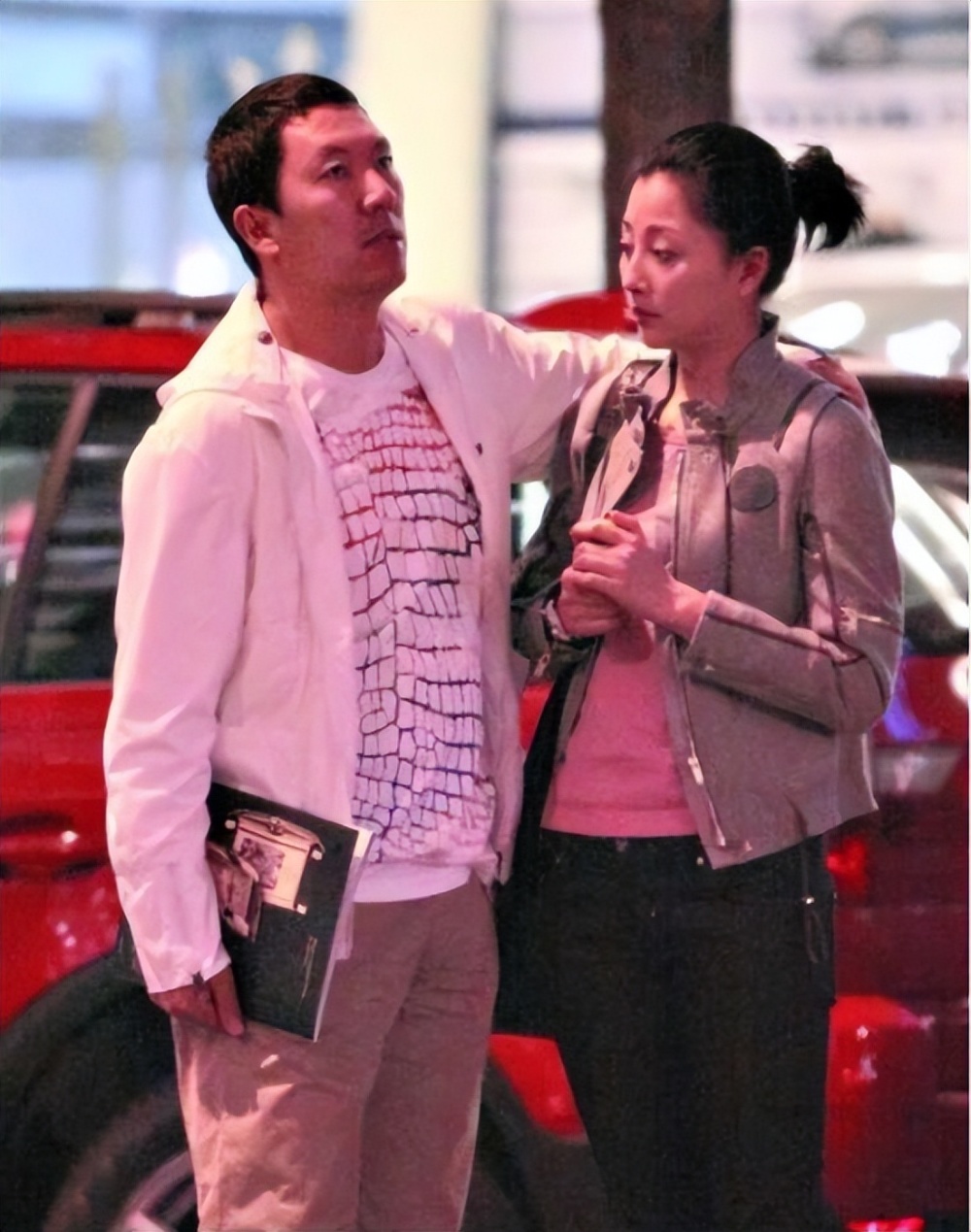 沈俊成的父亲是中国移动重庆分公司董事长.权势极大.小她两岁.富二代.