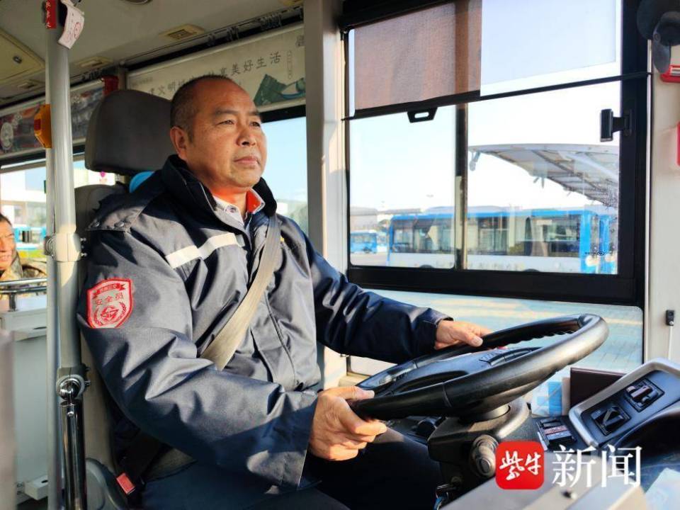 連雲港灌南在蘇州務工的班車司機四次上了蘇州電視臺新聞夜班車