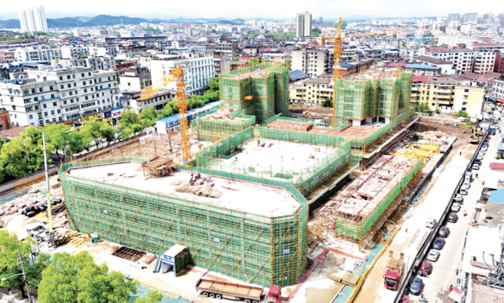 4月18日,咸安区鱼水路宏大农贸市场就地升级改造项目施工正酣,地下室