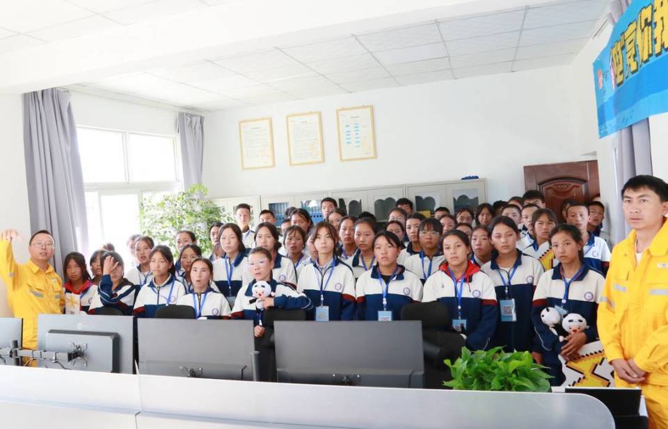 感受风的力量 凉山州越西普雄民族学校师生走进华润电力越西风电场