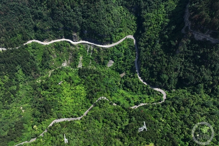 重庆黔江:山路弯弯助力乡村振兴