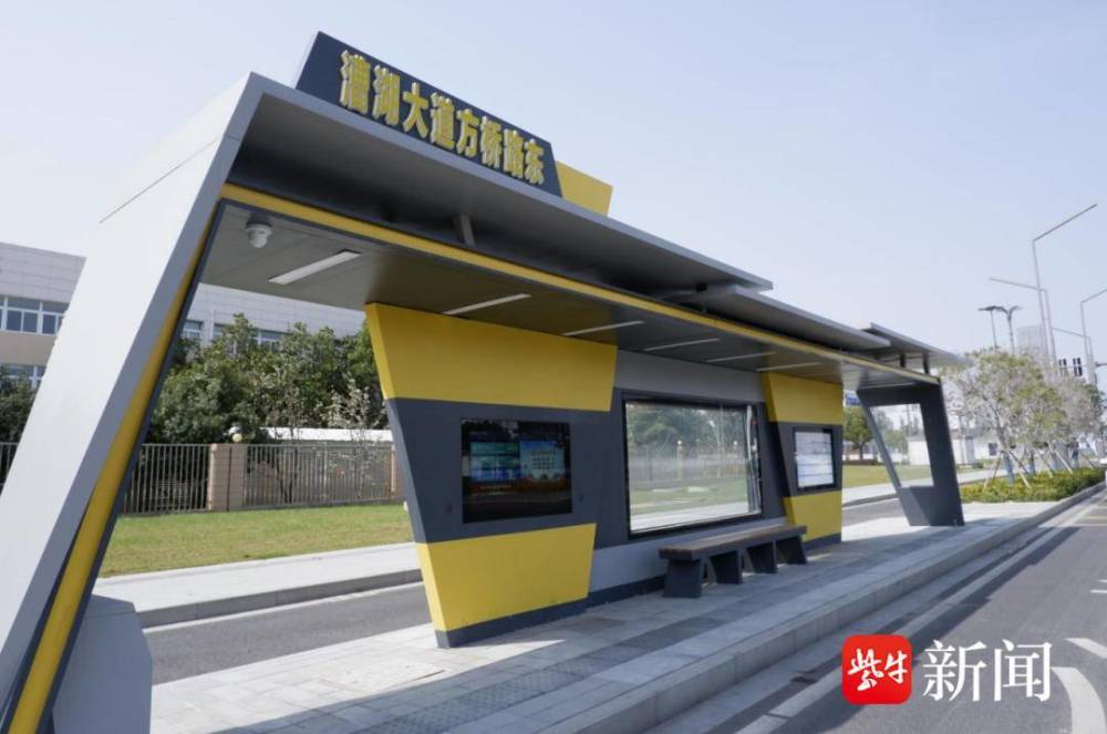 新建的智慧候车亭以柠檬黄和灰色为主色基调,在亭身设计上更现代,简约