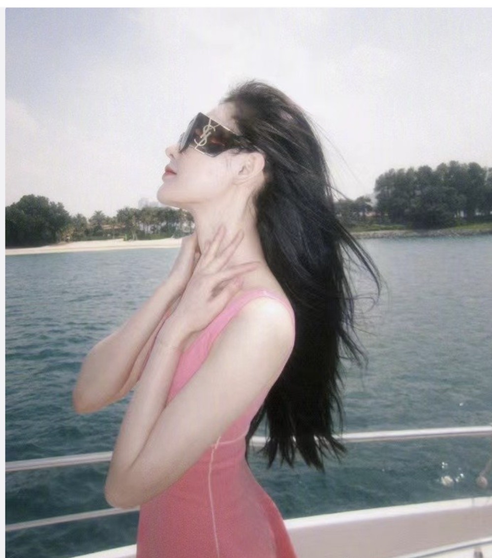 明星泳装比拼钟楚曦腰臀比绝了刘亦菲肥美58岁温碧霞美翻了