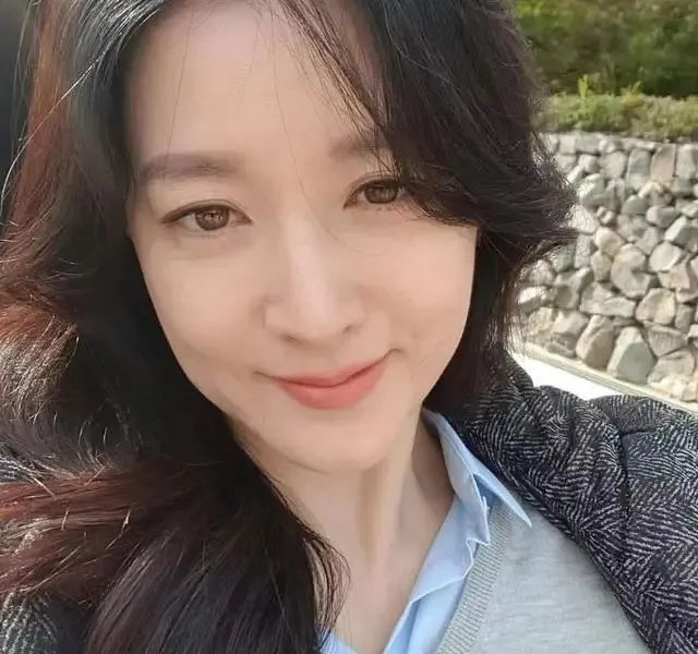 52岁李英爱复出状态像25,西装短发太飒了!嫁百亿豪门却愿当"农妇"