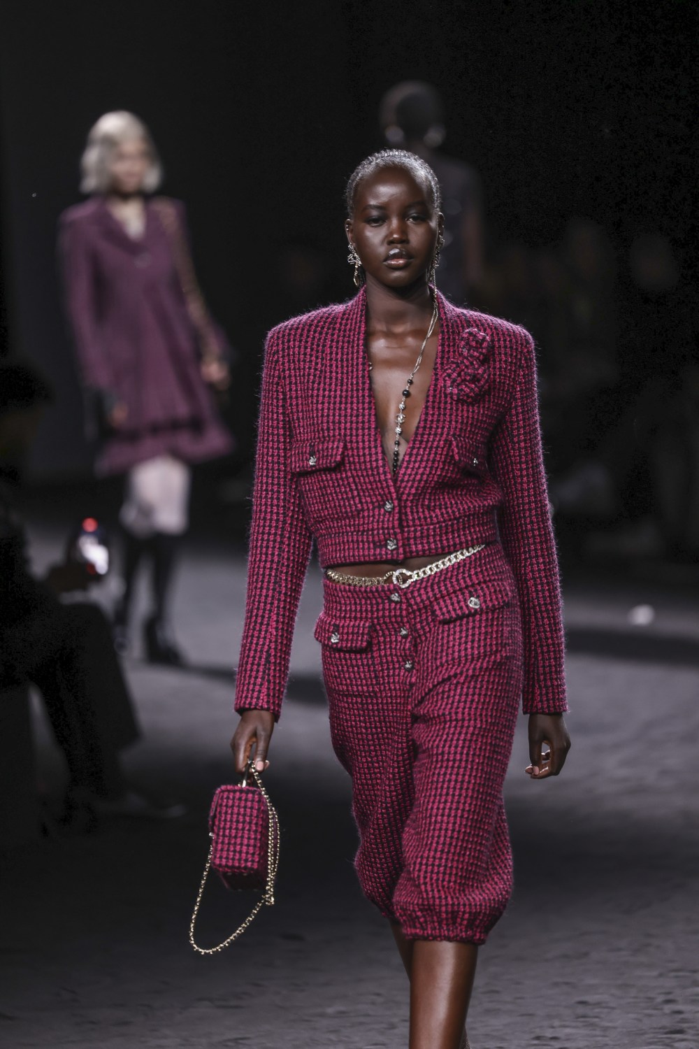 3月7日,模特在法国巴黎时装周上展示香奈儿品牌的2023-2024秋冬新款