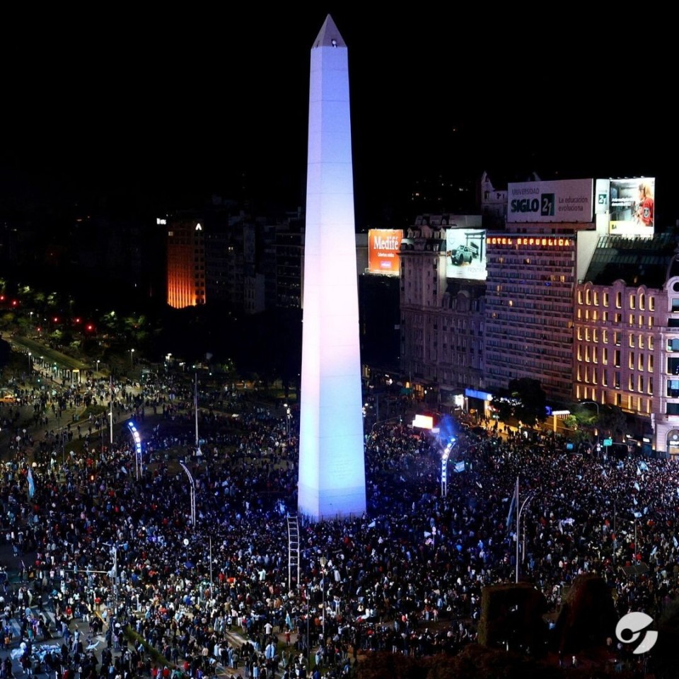 华丽的礼赞!布宜诺斯艾利斯方尖碑为阿根廷亮起蓝白色灯光