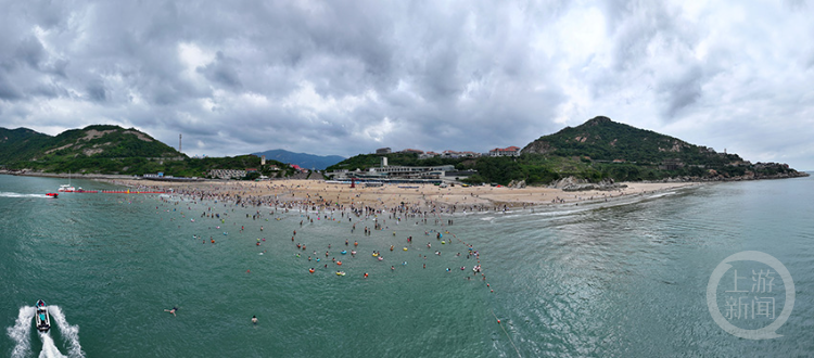 组照二 王春 摄7月6日,游客在江苏省连云港市连岛景区大沙湾海滨浴场