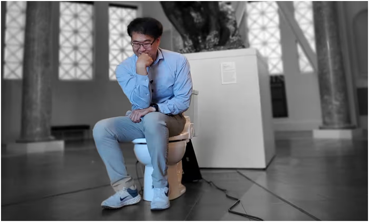 朴胜民博士以思想者的姿势坐在智能马桶上传播奖关注了"倒叙者"的心理