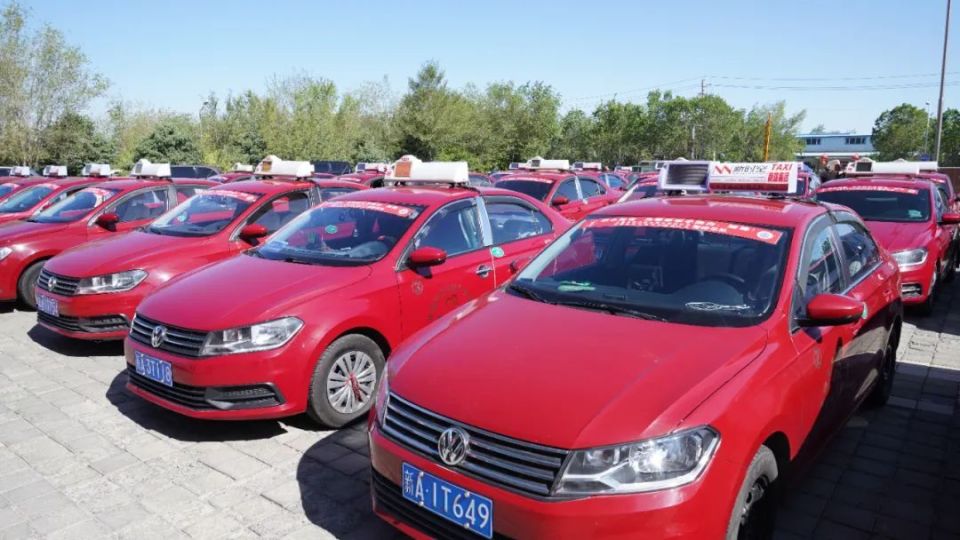 今年,雷锋车队提前谋划安排,协调100余辆出租车和社会车辆,组成"爱心