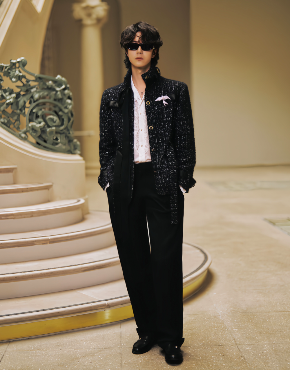 王一博变身"卷发王子",辛芷蕾气场无敌,香奈儿高定秀排面拉满!