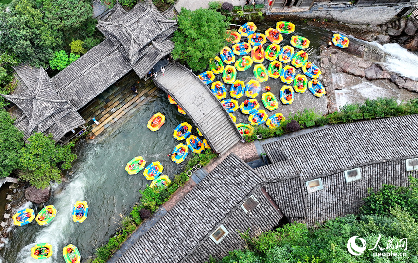 江西资溪:峡谷漂流成暑期旅游热门打卡地