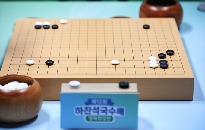 由小川教练:梁志杰33,清华围棋基金队第四台孙感之6段第三台李东方二