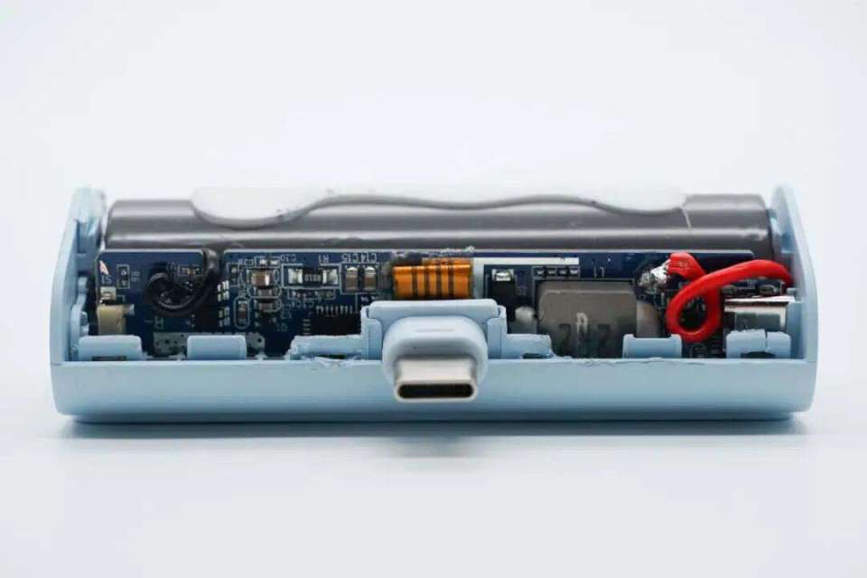 内部结构设计十分精巧,3种常见尾插充电宝结构_腾讯新闻