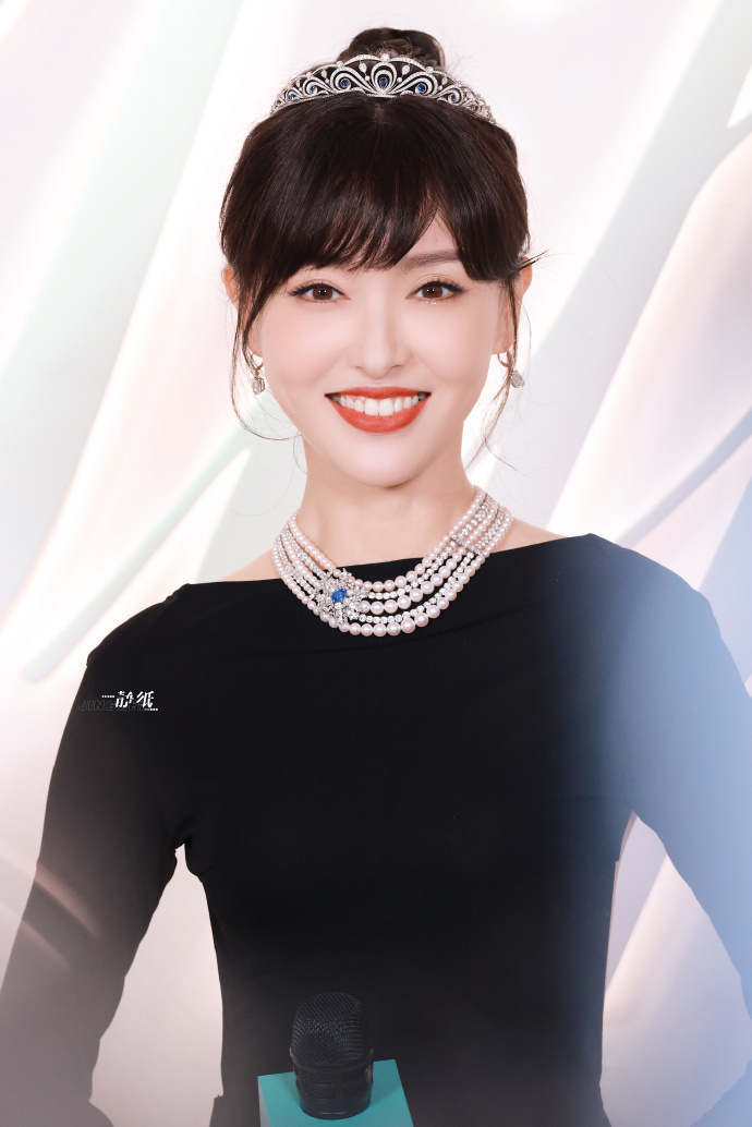 唐嫣惊艳亮相,赫本公主风造型引发热议