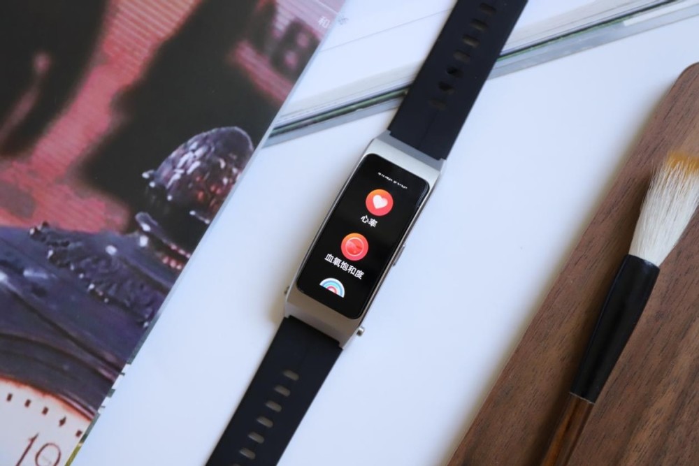 华为通话手环b7体验:专为商务人士打造,"二合一"体验再升级_腾讯新闻