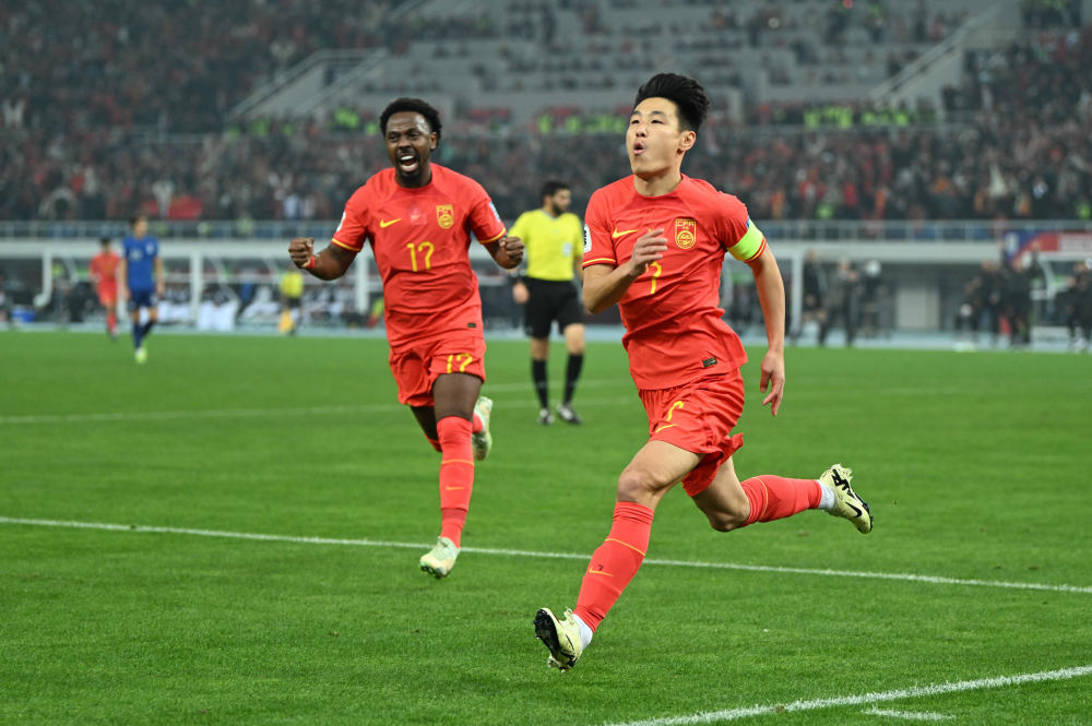 新华社记者 孙凡越 摄3月26日,中国队球员武磊在进球后庆祝.