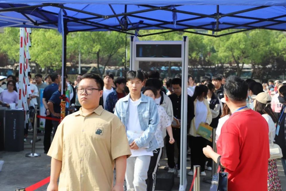 考场高考首日江都莘莘学子主角进场3个考点144个考场秩序井然江都中学