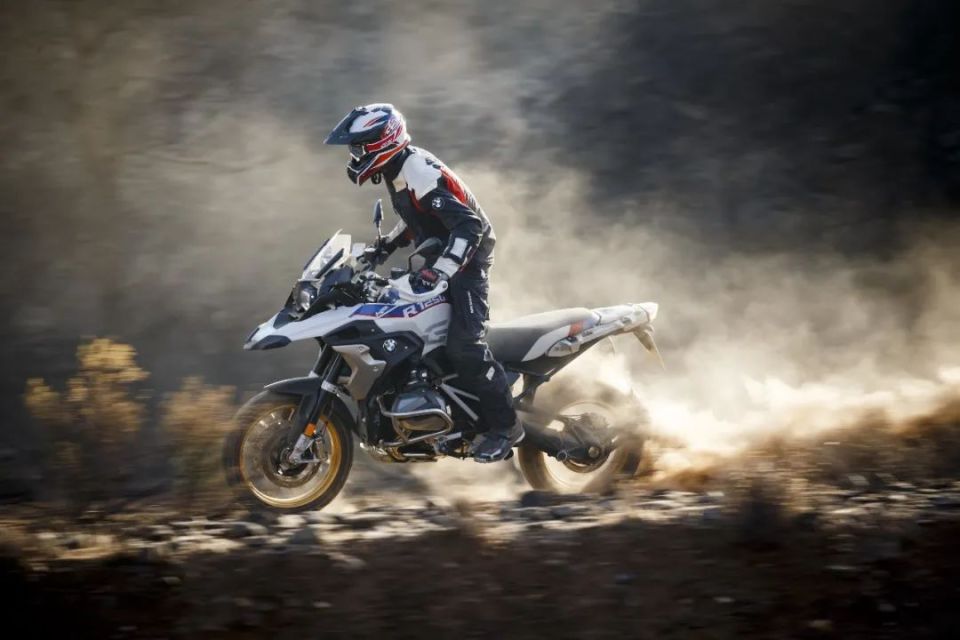 但是如果你仔细观察,就会发现内藏玄机,即每只进气门由2只凸轮来伺服!