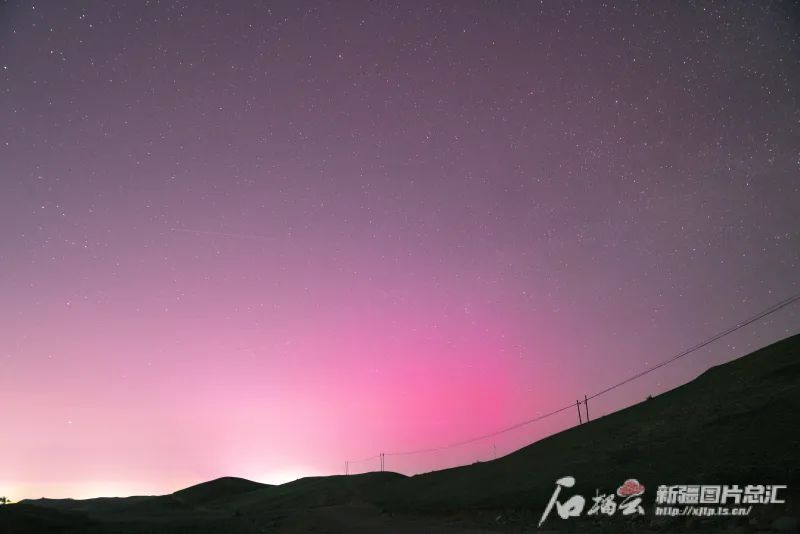 乌鲁木齐草原夜空现粉色极光 "来自太阳浪漫"特大地磁暴
