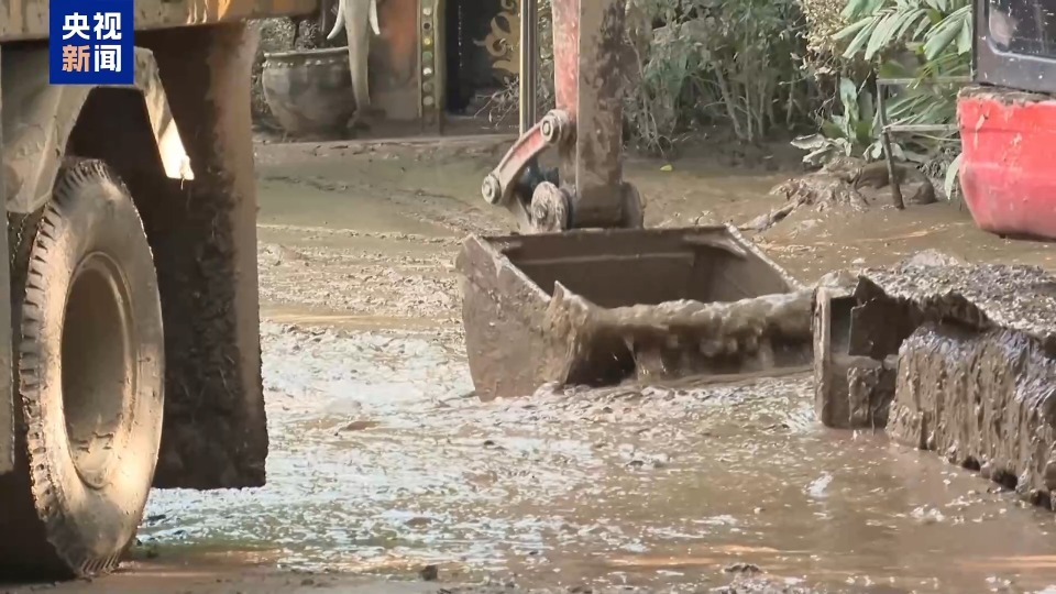 洪水致泰国清迈大量淤泥堆积 民众采取措施希望尽快恢复生活_腾讯新闻