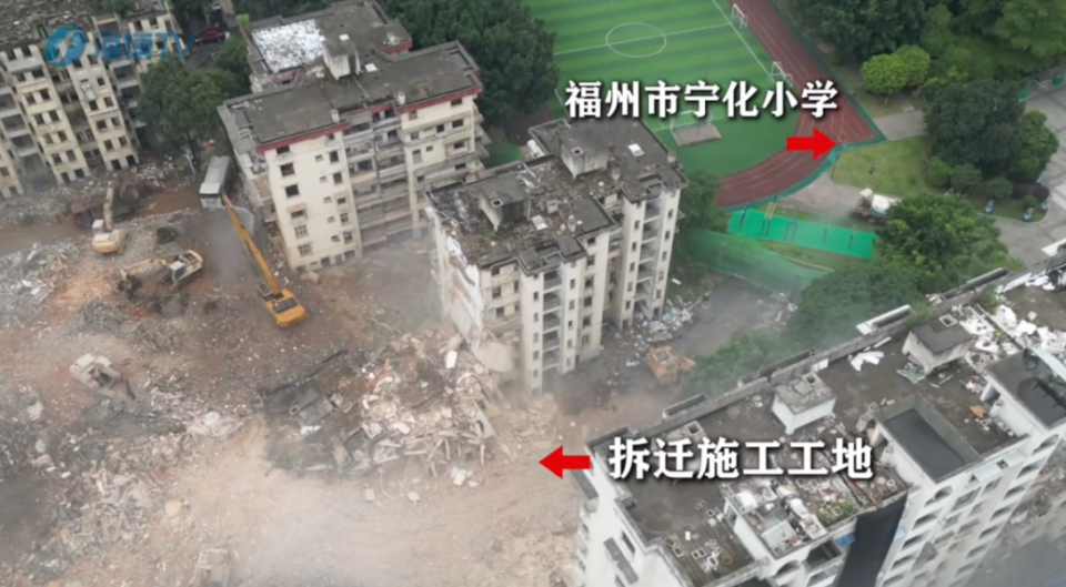 拆迁波及邻校，福州这所小学被笼罩在粉尘中……_腾讯新闻