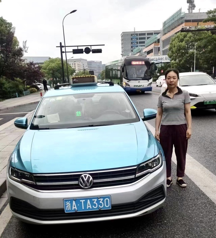 刚到杭州的这位小姐姐你的红包落在出租车上快来认领