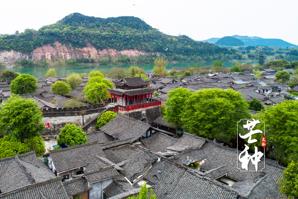 作为国家历史文化名城,四川阆中同时拥有中国优秀旅游城市,中国春节