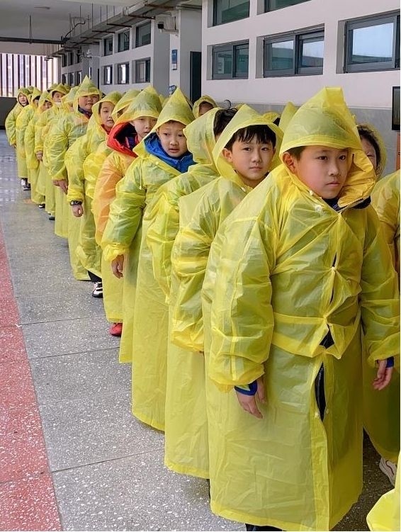 雨衣如何折叠收纳?小学生劳动课上学会实用生活技能_腾讯新闻