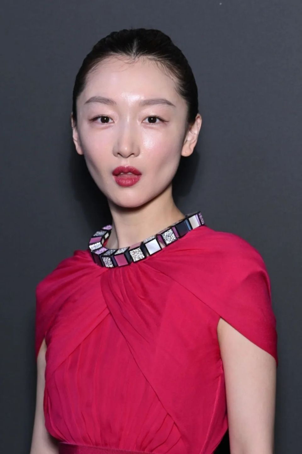 周冬雨携新片燃冬亮相戛纳展现大气成熟演员风范