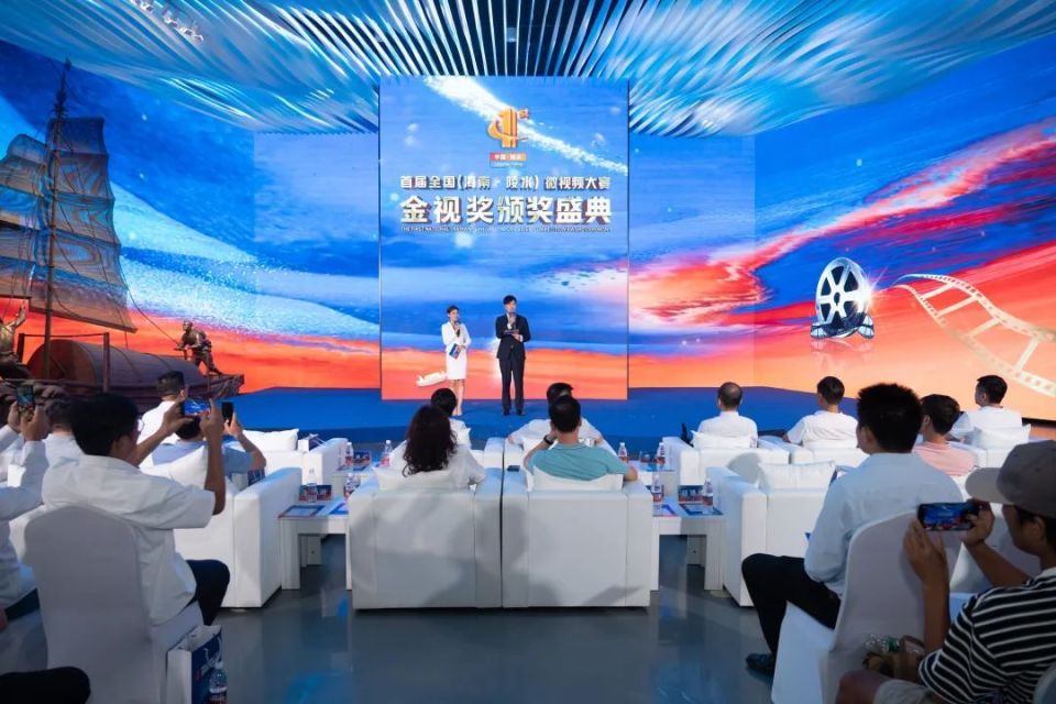 局长吴海峰,县领导周刚出席活动并为获奖选手颁奖