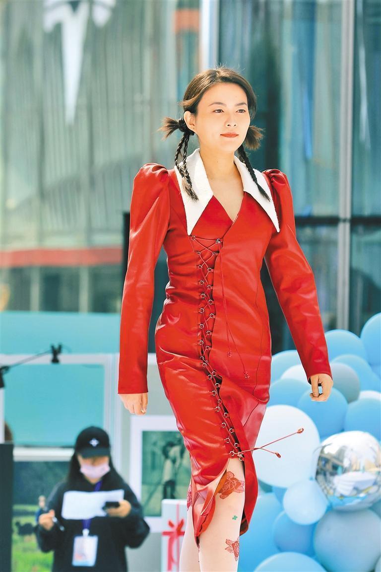 手工精品展呈现了女艺术家创作的各类手工艺术作品:手绘唐卡把东方