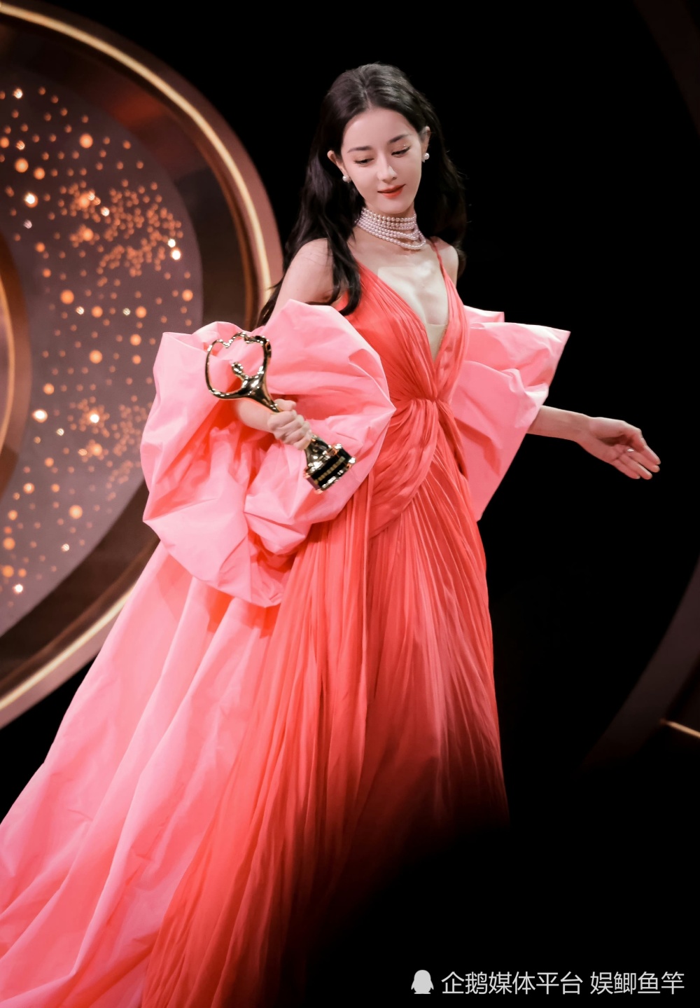 30岁绝色佳人迪丽热巴,微博之夜wink,登上话题热搜榜!_腾讯新闻