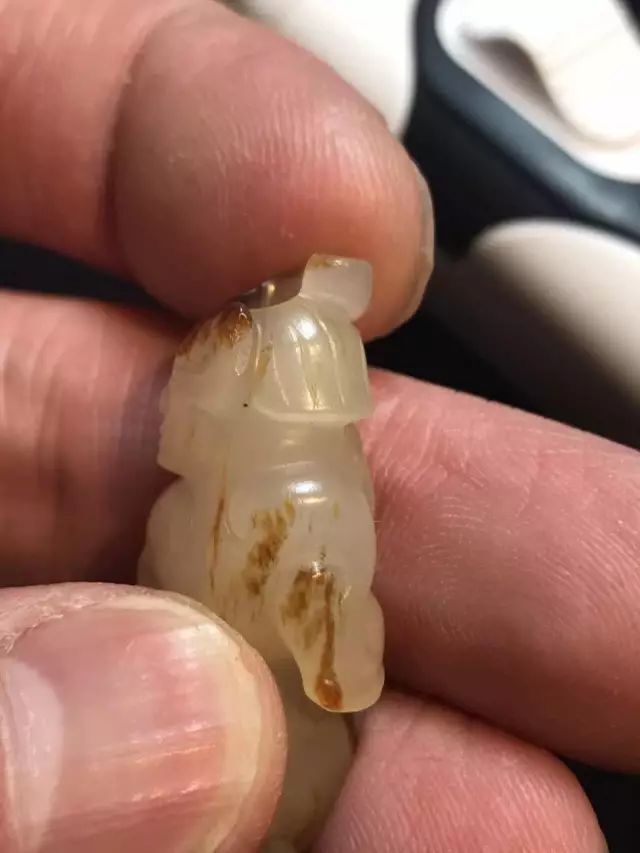 一件4厘米高的小玉人在朋友圈卖8万无人问津,香港拍卖290万成交!