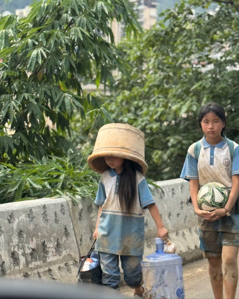 村超发源地遭洪水，女孩回应抱足球撤离：捡来的，技术菜想带回去练练
