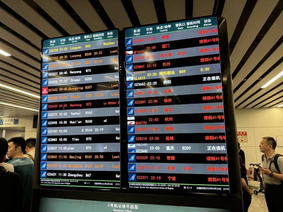 广州白云机场航班大面积延误 南航延误8小时后通告引发旅客质疑_腾讯新闻
