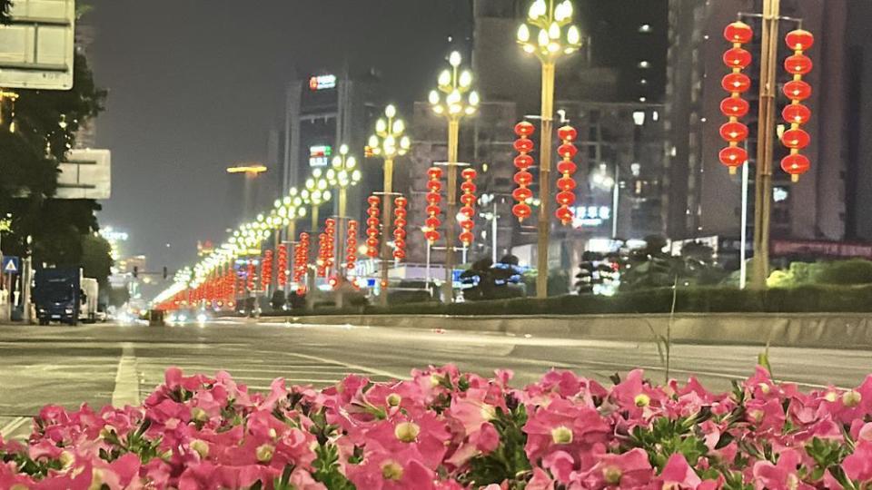 扮靓夜景喜气盈盈！东莞常平城管悬挂近1700多盏迎新春彩灯_腾讯新闻