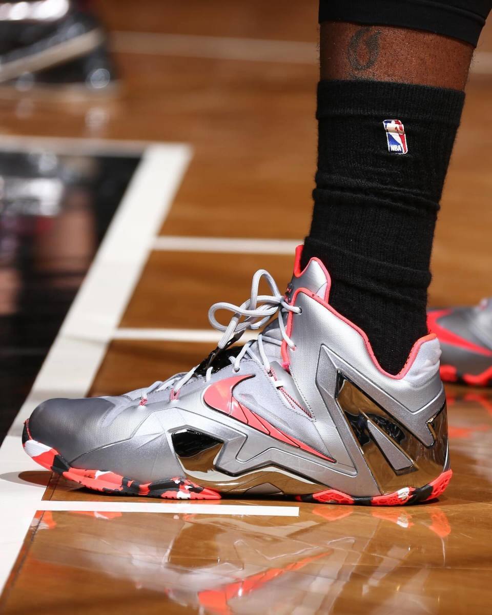 06机械感造型堪称一代经典!詹姆斯转发lbj11代战靴各种配色