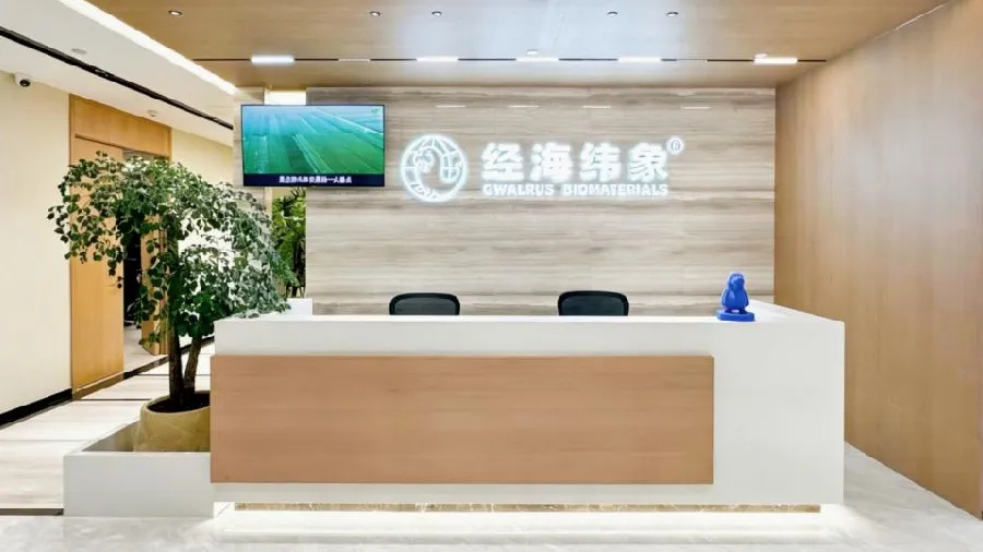 利用生物制造技术建设绿色低碳的超级细胞工厂，核心产品为PLA。本文为IPO早知道原创作者｜C叔据IPO早知道消息，近日，上海经海纬象生物材料有限公司（下称“经海纬象”）宣布完成近亿元 B 轮融资，本轮融资由嘉植基金独家投资，凯乘资本担任公司顾问并负责后续融资。作为继中国国有企业混合所有制改革基金注资后的又一重要资本动作，此轮融资将为公司核心技术攻关、产能建设与市场拓展注入强劲动能，助力公司在生物基