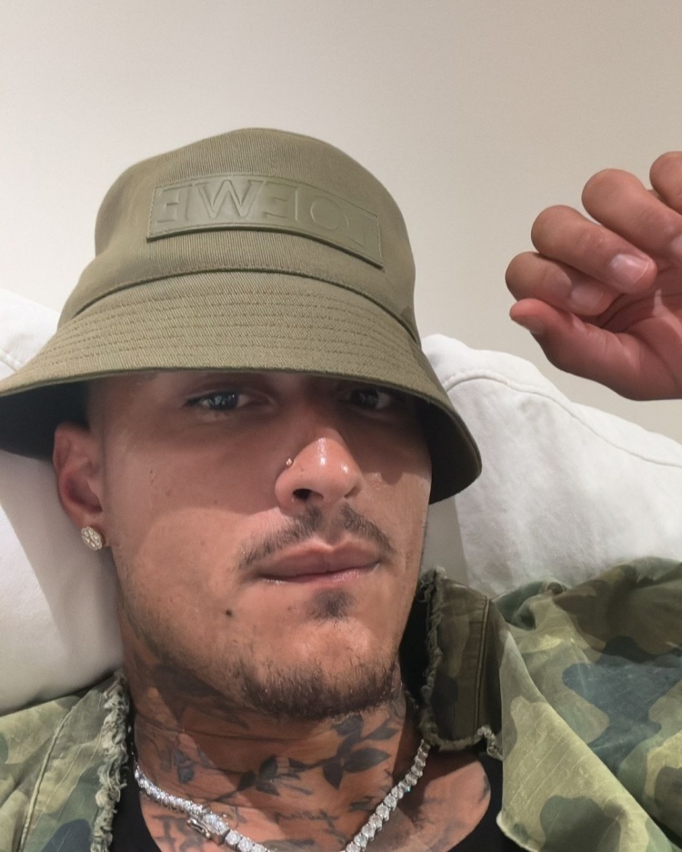 库兹马ins晒旅行近照:哈库那玛塔塔