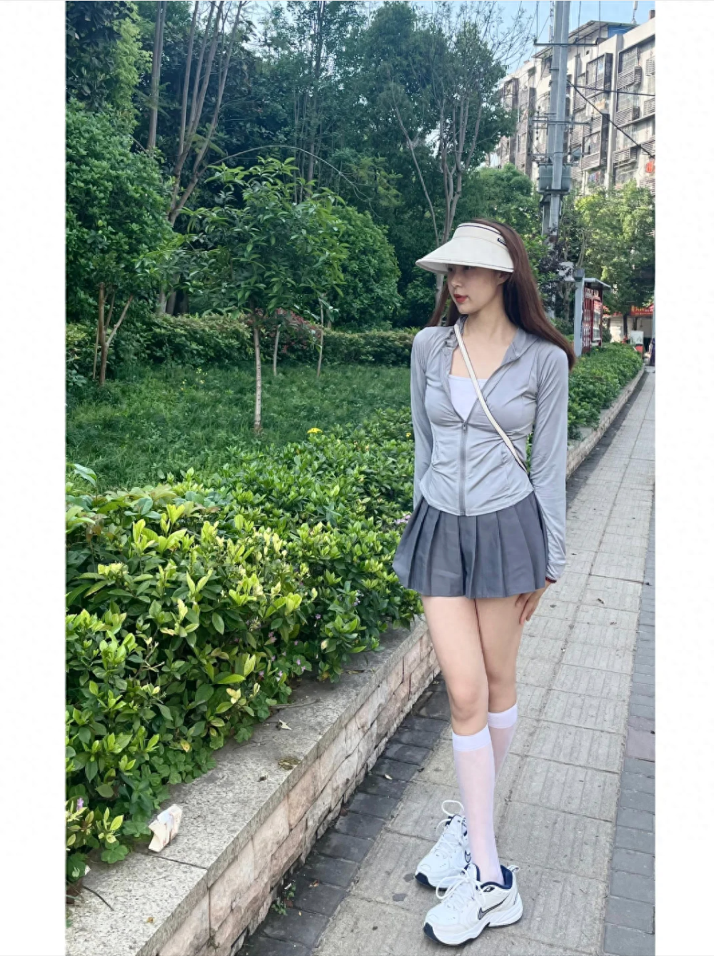 成都女生是真会穿!"短裙搭配中筒袜"洋气显腿长,照着穿也很美